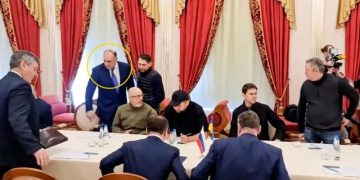 Kush e vrau negociatorin ukrainas?! Zbulohet detaji i çuditshëm: I ulur në tavolinë por nuk figuronte në listë