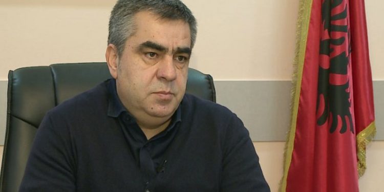 “Zyrtarë e policë qarkullojnë me targa të huaja”, Blendi Gonxhe bën deklaratën e fortë, paralajmëron aksion: Do të ndëshkohen