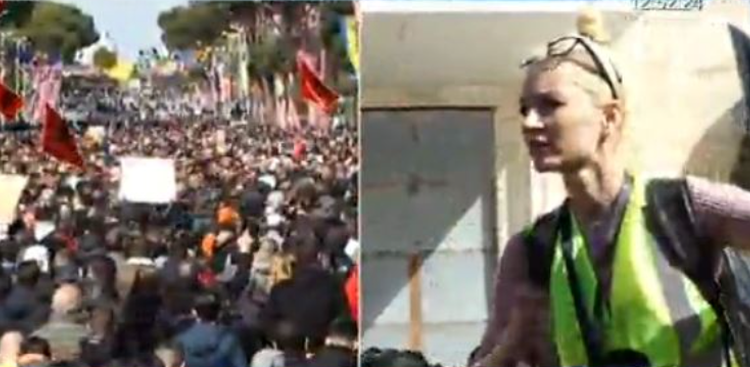 “Më dhunoi policia”! Gazetarja del në mes të turmës me grafinë në dorë dhe shpërthen e revoltuar: Kërkojini falje nënës time! Nuk jeni burra, por jeni burra ku**a!