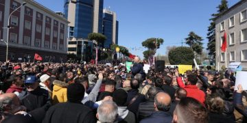 “Jam në kërkim nga policia, po shkoj të dorëzohem”! Protestuesi ngjitet në podium dhe habit me vendimin: Ai që organizoi protestën sot është në burg sepse nuk ka makin… si protestues i pamotivuar