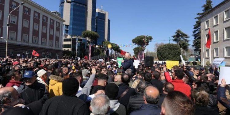 “Jam në kërkim nga policia, po shkoj të dorëzohem”! Protestuesi ngjitet në podium dhe habit me vendimin: Ai që organizoi protestën sot është në burg sepse nuk ka makin… si protestues i pamotivuar