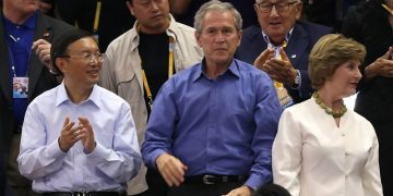 Yang Jiechi, kush është “tigri” kinez që ka në dorë fatet e botës, ja lidhjet e tij me familjen Bush