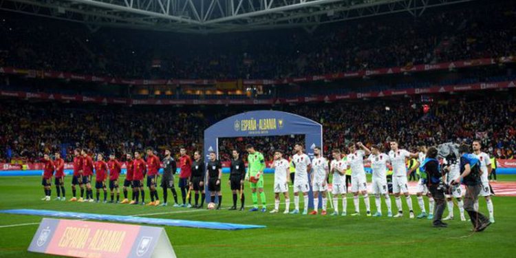 Gazetari sportiv kundër tifozëve: Nuk e besoj që vërshëllyen himnin e Shqipërisë, jam i shokuar