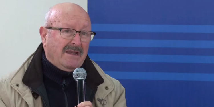 “I persekutuari” Bujar Kapexhiu shpërthen në lot para ish komunistit “non grata” Sali Berisha