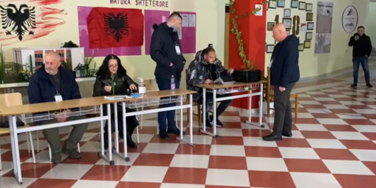 Zgjedhjet në 6 bashki: Çelet votimi, probleme në një QV në Vorë, në Shkodër prani e madhe e vëzhguesve ndërkombëtarë, në Dibër nuk ka nisur procesi në disa qendra votimi