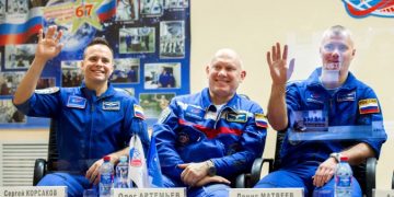 Kozmonautët rusë nisen në stacionin hapësinor me kostume fluturimi me ngjyrat e flamurit të Ukrainës