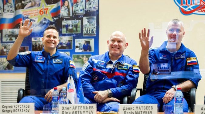 Kozmonautët rusë nisen në stacionin hapësinor me kostume fluturimi me ngjyrat e flamurit të Ukrainës