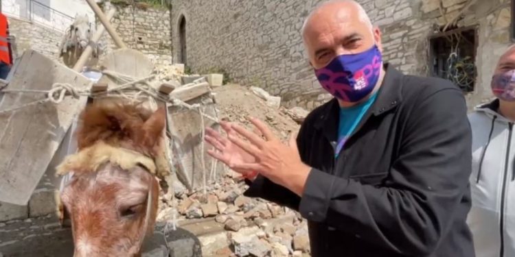 Artan Hoxha tani dhe si humorist-analist: “Nuk i humb kurrë vlera mushkave dhe gomereve”! Në këto kohë lufte është si floriri