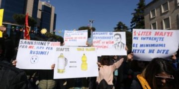 FOTO LAJM/ Parrulla kundër perëndimit në Tiranë: “Shtëpia e Lirisë” kundër sanksioneve ndaj Rusisë