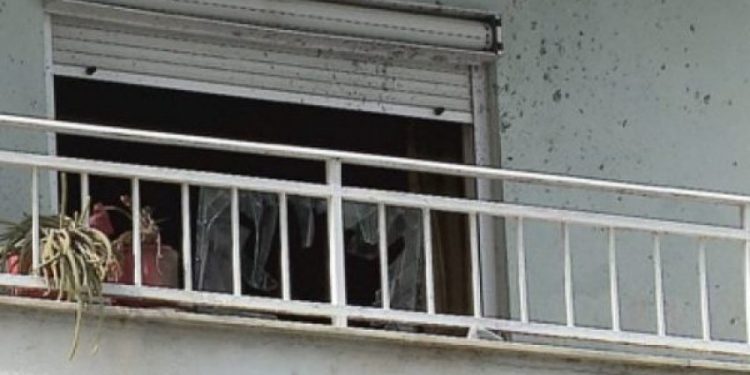 Tezja që hodhi nipin dhe mbesën nga ballkoni në Greqi është shqiptare, mesohet se…
