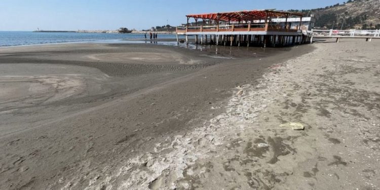 Fenomeni i çuditshëm në Shëngjin! Dje deti u largua 20 metra nga bregu