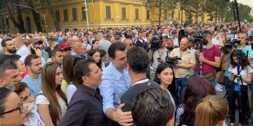 Del në skenë Neritan Liçaj pasi ruajti Teatrin… tani do na ruaj nga rritja e çmimeve: Këta kanë ikur mendsh, të dalim në shesh të sjellim lirinë