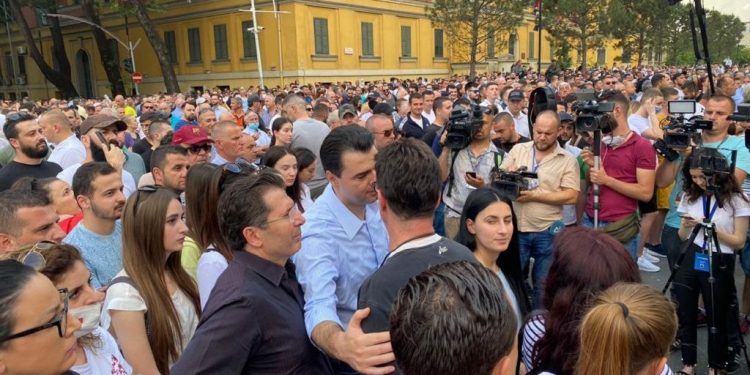 Del në skenë Neritan Liçaj pasi ruajti Teatrin… tani do na ruaj nga rritja e çmimeve: Këta kanë ikur mendsh, të dalim në shesh të sjellim lirinë