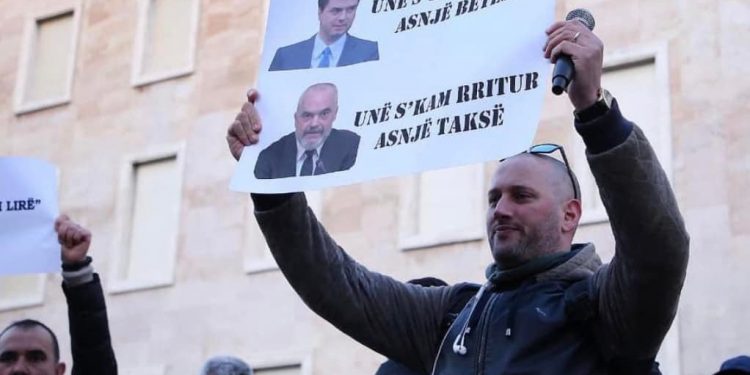 Humoristi Florian Binaj do të bëhet si komiku Zelensky: Të shtunën gjithë Shqipëria në shesh… pa Vasilin, Sokon, Monikën edhe Saliun e Lulin