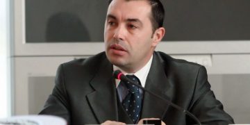 “Më vjen për të qeshur”! Zyrtari Biba i përgjigjet kritikëve: Veç shqiptarët që kanë mend më kuptojnë mua