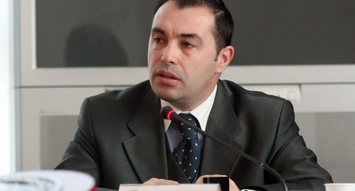 “Më vjen për të qeshur”! Zyrtari Biba i përgjigjet kritikëve: Veç shqiptarët që kanë mend më kuptojnë mua