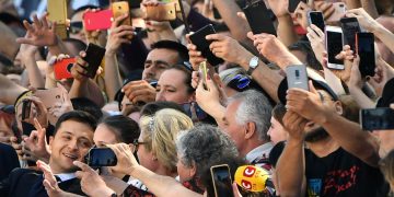 Kush është Volodymyr Zelensky?!  Pas “Dancing With the Stars” dhe zërit të “Paddington” tani udhëheq rezistencën e vendit