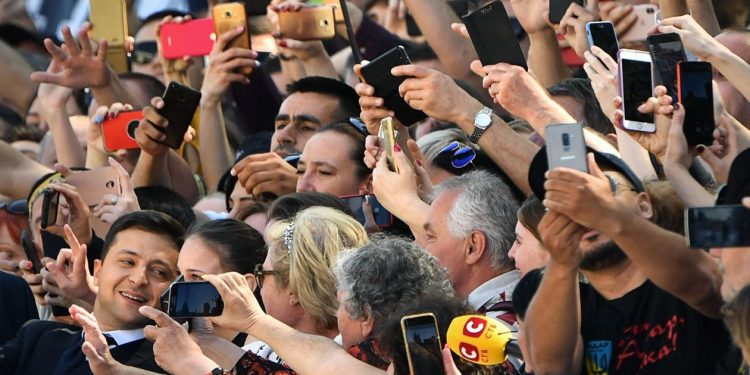 Kush është Volodymyr Zelensky?! Pas “Dancing With the Stars” dhe zërit të “Paddington” tani udhëheq rezistencën e vendit