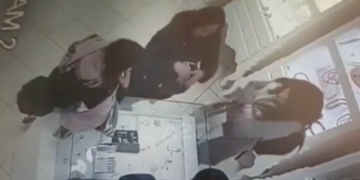 VIDEO/ Dy hutonin shitësen, njëra në aksion për të vjedhur byzylykun me diamante, ja se si 3 italiane vjedhin argjendarinë në Vlorë