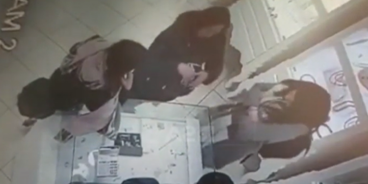 VIDEO/ Dy hutonin shitësen, njëra në aksion për të vjedhur byzylykun me diamante, ja se si 3 italiane vjedhin argjendarinë në Vlorë