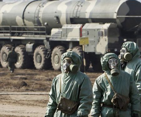 “Teori konspirative të pabaza dhe të papërgjegjshme”! Rusia kërkon pretekst për përdorimin e armëve kimike në Ukrainë