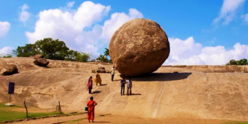 Guri që thyen ligjet e fizikës: Rri pjerrët dhe nuk bie edhe po ta tërheqin 100 elefantë!