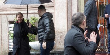 Ministrja Mirela Kumbaro befason me gjestin ndaj shoferit të saj: Ja si reagon teksa i afrohet për ta ndihmuar