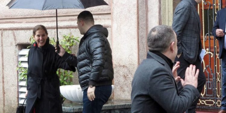 Ministrja Mirela Kumbaro befason me gjestin ndaj shoferit të saj: Ja si reagon teksa i afrohet për ta ndihmuar