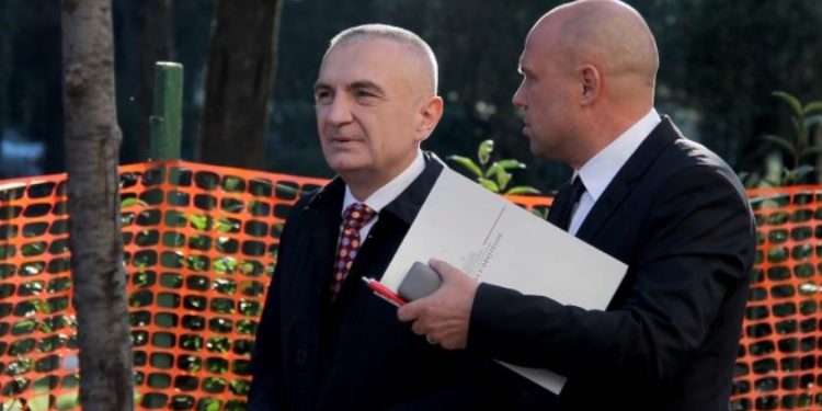 “Nxehet” keq ish ministri i Metës: E kemi aty ku parkojnë makinat për të shkuar te gjiri i kur**ve!