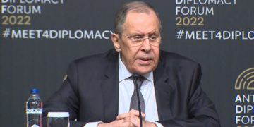 Kap mat gazetarët! Ministri i jashtëm rus Lavrov i pyet por nuk merr përgjigjie: Pse shqiptarët e Kosovës në Serbi u lejuan të shpallin pavarësinë, ndërsa rusët në Ukrainë jo?