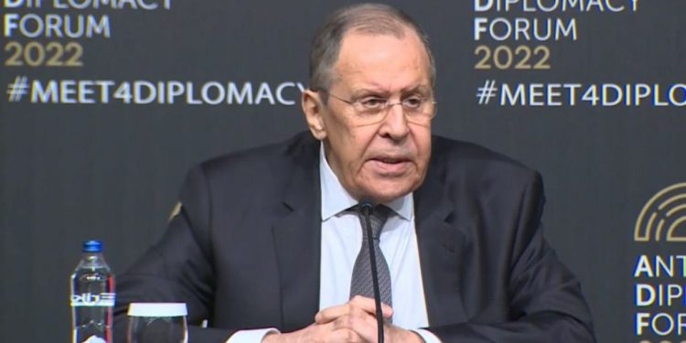 Kap mat gazetarët! Ministri i jashtëm rus Lavrov i pyet por nuk merr përgjigjie: Pse shqiptarët e Kosovës në Serbi u lejuan të shpallin pavarësinë, ndërsa rusët në Ukrainë jo?