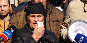 Protesta ndërron pronar! Në dorë të ndërtuesve pa leje të Astirit , 5 Majt, Paskuqanit: Nënë Liza “kërkon” naftë dhe i kërkon Ramës t’i thërrasi mendjes!