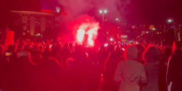 Përshkallëzohet protesta te Kryeministria, qytetarët ndezin flakadanë dhe bllokojnë Unazën e Vogël