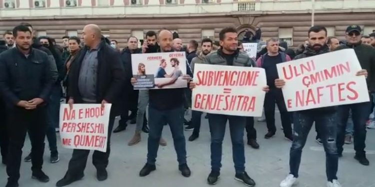 FOTOLAJM/ “Erdha nga Laçi pa X5”! “Nëse të kërkojnë prapë timonin, jepu serbatorin”! Mesazhet përmes pankartave të protestuesve