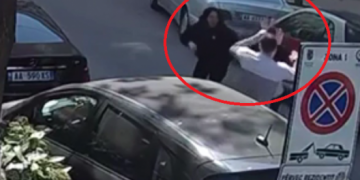 VIDEO/ “Çmendet” i riu në Tiranë, shihni si godet brutalisht me grushte dy vajzat