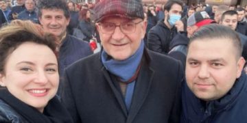 Protesta është e qytetarëve, jo e hajdutëve dhe partisë së tyre! Nëse fytyra si Petrit Vasili i shihni në protestën tonë pështyjini e përzijini