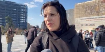 Studentja në protestë, kërkon rikthim të shtetëzimit të naftës si në vendet e lindjes: Nuk mund t’i lihet në dorë 5 oligarkëve