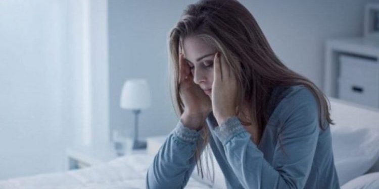 Ju del gjumi në orën 03:00-05:00 të mëngjesit? Mesazhi që po ju jep trupi juaj!