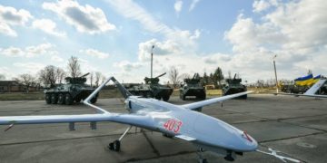 Suksesi i ukrainasve vjen nga Turqia, njihuni me dronët “Barjaktar”, shkatërrimtari i autokolonave ruse që mban firmën e dhëndrit të Erdogan