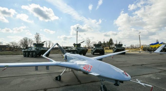 Suksesi i ukrainasve vjen nga Turqia, njihuni me dronët “Barjaktar”, shkatërrimtari i autokolonave ruse që mban firmën e dhëndrit të Erdogan