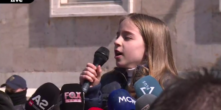 Turp! Militantët në aksion: Në protestë me “fëminjë inteligjentë” që dinë ç’janë taksat, ndërtimet pa leje, devijimet dhe se… kryeministri është legen