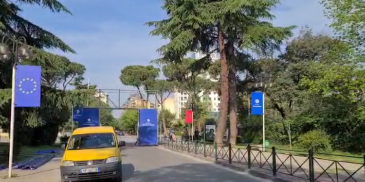 Si u hoqën urgjentisht me ultimatum flamurët e SHBA-së që do përdoreshin në sallë nga Berisha i PD-së së “Rithemeluar