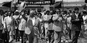 “Labi i Burrelit”, “Pionieri çamarrok”! Historia e panjohur e ‘atentatorit’ të Hrushovit që përfundoi në qeli me Pjetër Arbnorin! Si e futën në grackë spiunët vetëm se tha se: Mehmeti ka plagosur Enverin!