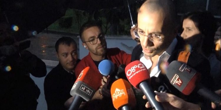 Kush është Besnik Çerekja, pedagogu-avokat i Shkëlzen Berishës, “dora e zezë” në shkatërrimin e Fakultetit të Drejtësisë që del krah Berishës