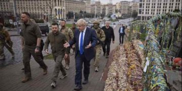 FOTOLAJM/ Zelensky dhe Johnson ecin në qendër të Kievit