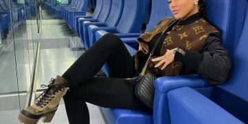 Tifozja speciale e Romës, partnerja e futbollistit merr vëmendjen në shkallët e stadiumit