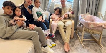 Pas humbjes së djalit të porsalndur, Ronaldo poston foton me vajzën e vogël: Tani është koha të…
