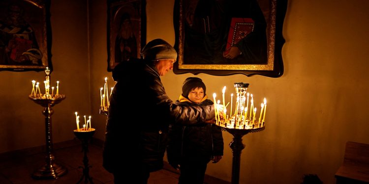 Ukrainasit kremtojnë festat fetare, lutjet shkojnë për fundin e luftës