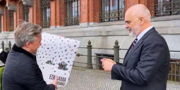 VIDEO/ Ramën e ndalojnë në mes të Berlinit, çfarë i kërkoi qytetari gjerman