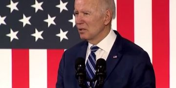 Videoja që po çmend rrjetin! Joe Biden shtrëngon duart me ‘personin’ e padukshëm